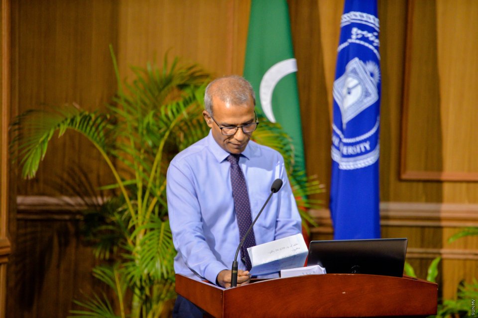 Karu bedhey gothah Tie elhumai hedhumuge mathin coat lumakee dharivarunnah dhevey aniya eh