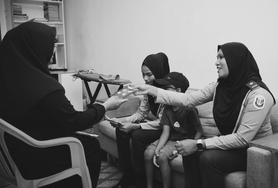 Aniya in rakkaatherikurumuge amuraa hilaafuvaa minavru ithuru: Fuluhun