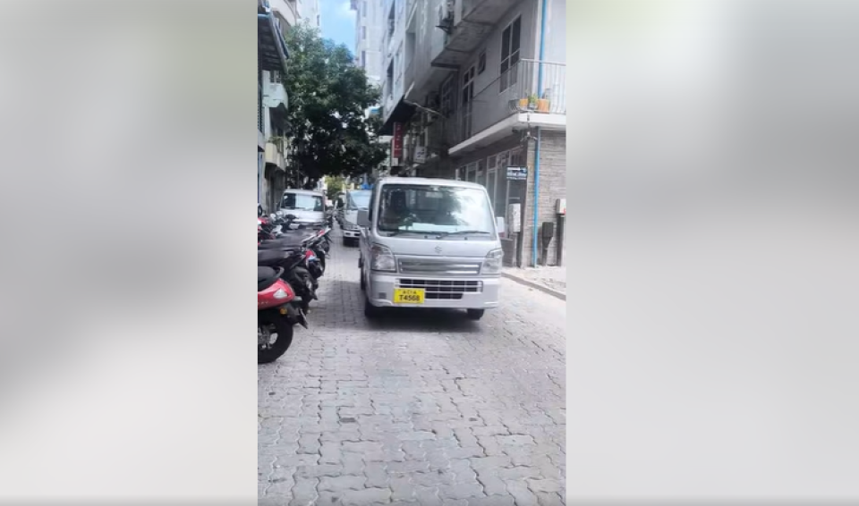 Ambulance ah jaaga nudhee mudhaa baalan magu block kuri pickup ehge massala balanee