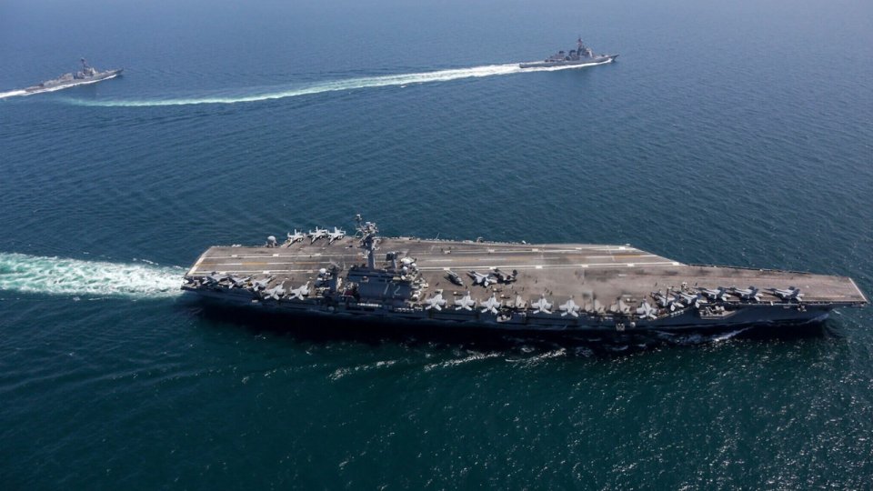 America ge mathindhaa boat ufulaa manavaru USS Abraham Lincoln ah hamalaa dheefi