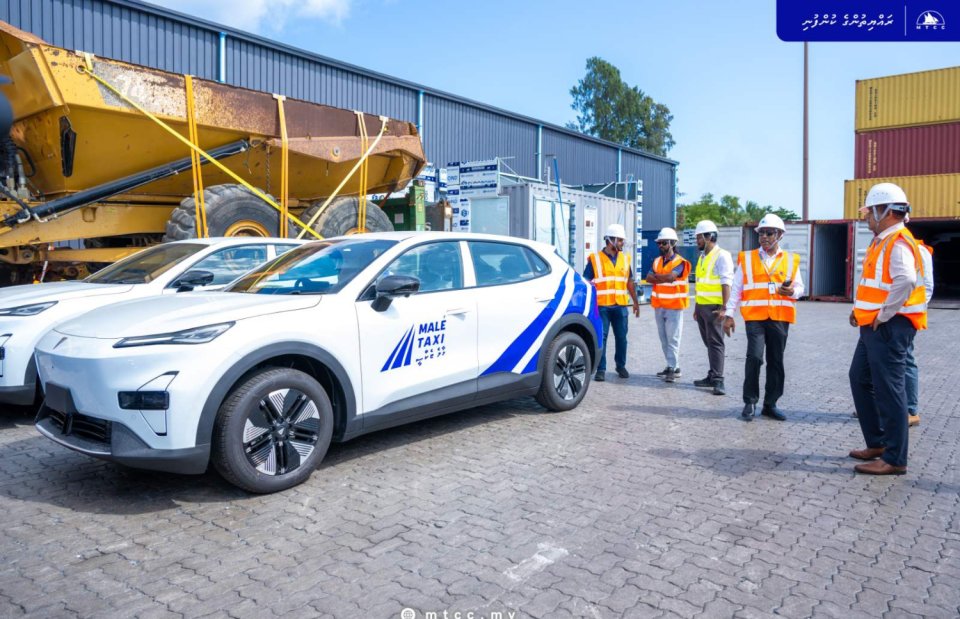 Inthikhaabaa dhimaakoh sarukaaruge taxi khidhumai fashan car thah genesfi