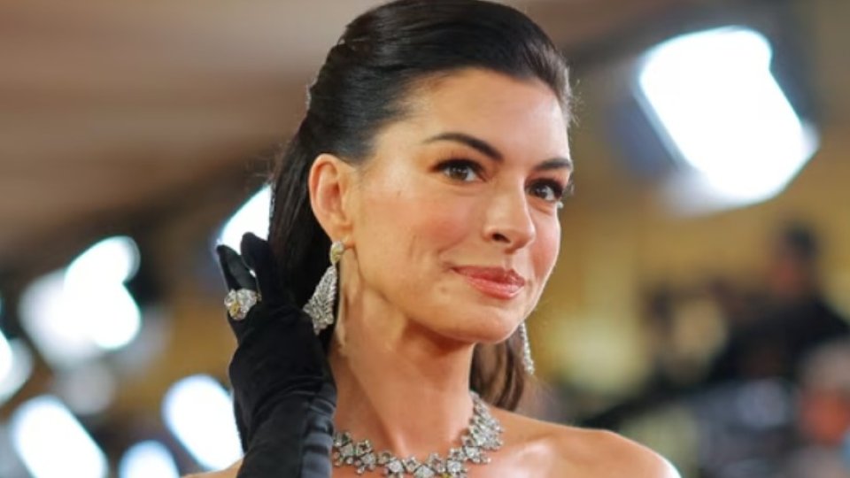 Aharu ge enme reethi thareege sharafu Anne Hathaway ah!