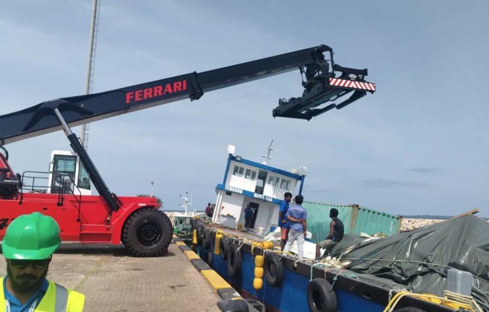 Kulhudhuffushi port gai crane in container eh vetti, bodethi gellunthakeh vejje