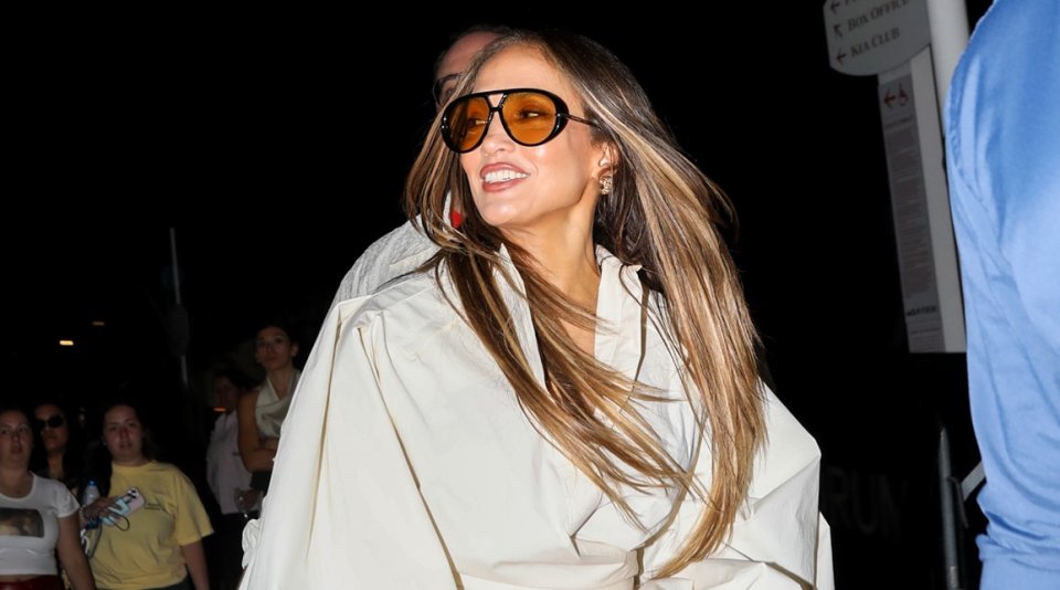 JLo eyna ge dharinna eku Arianna ge concert ehgai!
