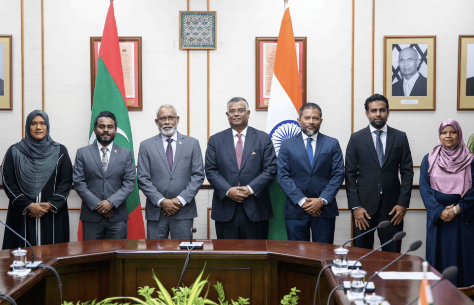 PNC 6 member ehge dhaairaa ah India High Commission in laptop thakeh hadhiyaa koffi