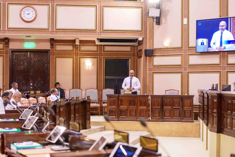 Yumnu vettunu haadhisaa ge thahugeegu gai ihumaaluvi fuluhunah fiyavalhu alhaifin: Ihusan