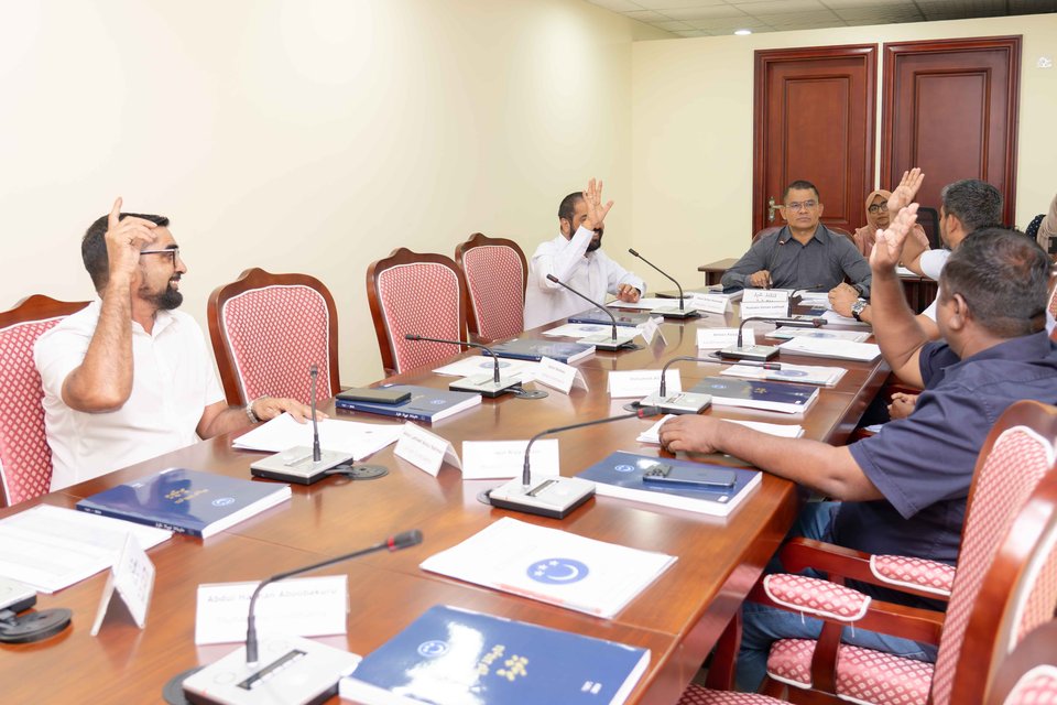 Bin athulumaa gulhey 2 petition ah bahus kuran 2 gadi iru dbeyn comittee in ninmaifi