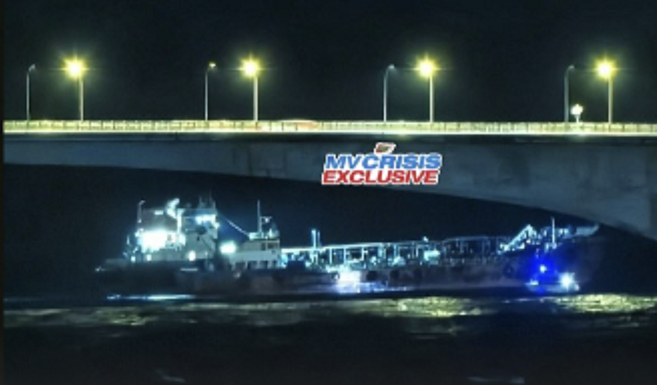 Oyaa gos Sinamale Bridge ge thanbakah theyo boat eh urijje