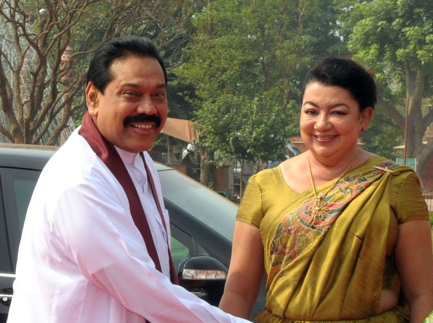 Hiyaanaathuge massalaehgai Lanka ge kureege first lady Shiranthi Rajapaksa hayyaru koffi