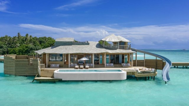 Dhuniyeyge emme bodethi moodhu kotari thah Soneva fusheegai