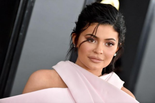 Mi aharu emme bodu aamdhanee eh Kylie 