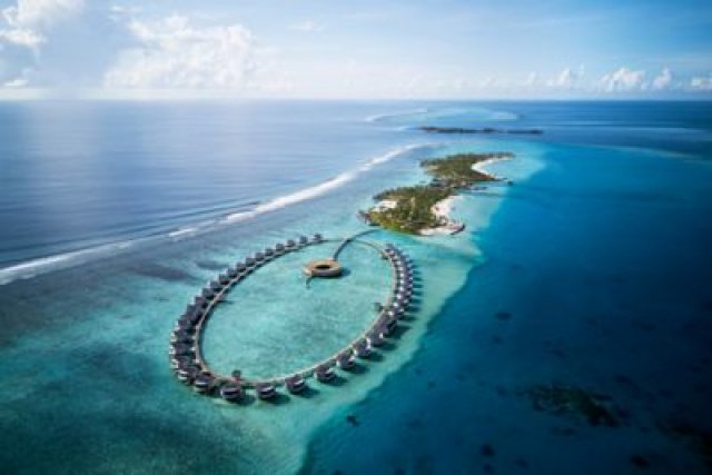 Ritz-Carlton resort ge water villa eh andhai hulivejje
