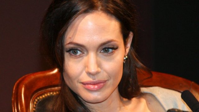 Angelina ge Instagram ah madhu vaguthu kolhen gai 4.8 million followers 