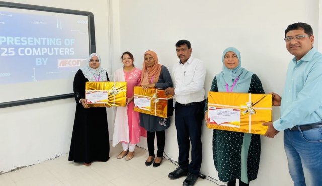 India in Hithadhoo school ah 25 computer hadhiya koffi