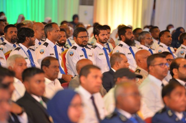 Customs ge officer in thakehge account in 400 million rufiyaa dhauru kuri massala eh!