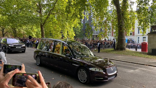 UK raanee ge janaazaa bavvaifi