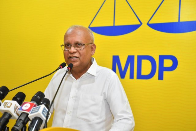 Aharuthakakah fahu Thasmeen siyaasee podium ah