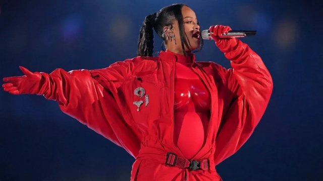 Rihanna ge kulli India dhathureh, fan in thibee show ehge inthizaarugai