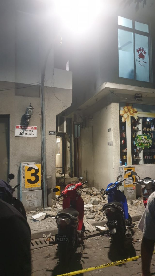 Fareedhee magugai huri ge ehge balcony vettijje