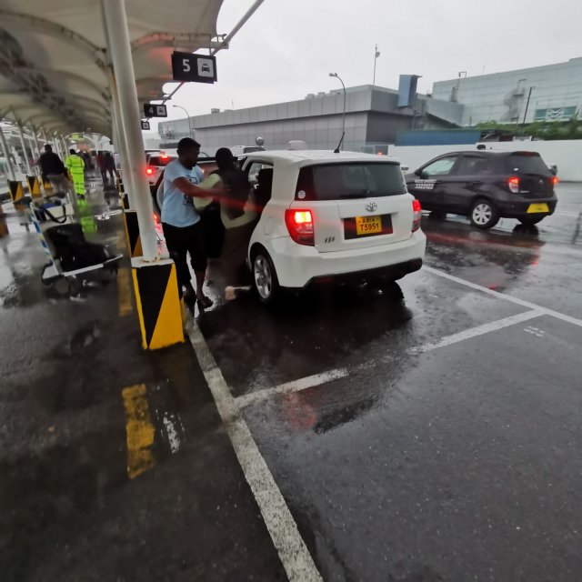 Airport Taxi: Passengerun athun agu negumugai hama eh, lama eh, hahdheh nei