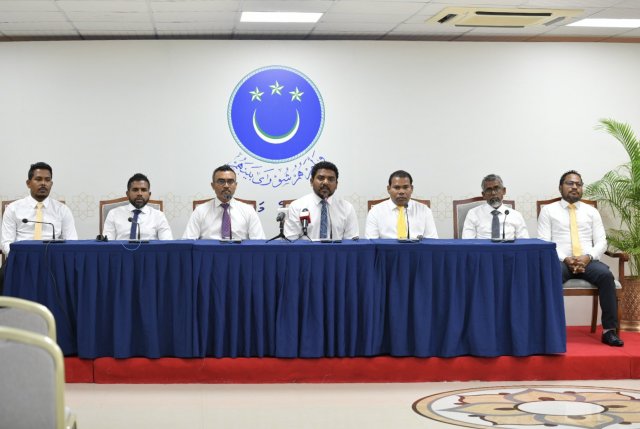 Vazeerun majlis ah haaziru nuvaathee idhikolhu memberun ge citee eh raees ah