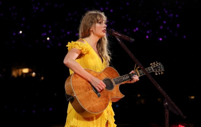 Taylor Swift ge guitar eh $4000 ah gathumah fahu halaaku kohlaifi