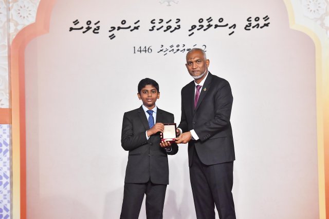 Quran hithudhaskuri 28 Haafizakah raees ge haassa medal dheefi