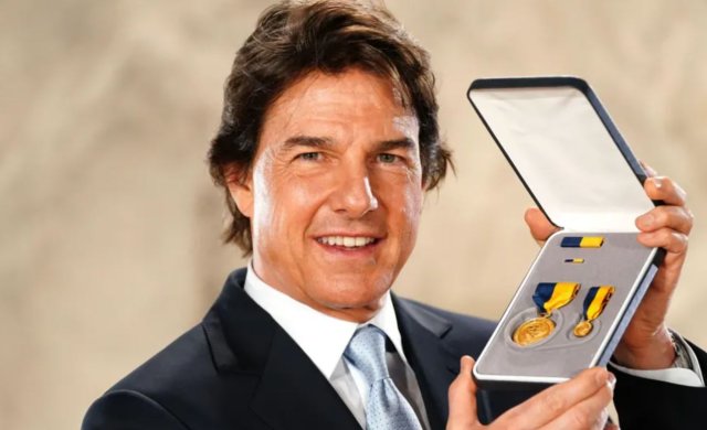 Tom Cruise ah America ge askariyya in khaassa award eh!