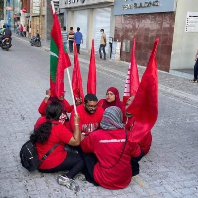 Majeedhee magah evvejje nama muzahara roolhaalaane kamuge inzaaru dheefi