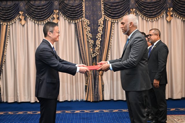 China in Raajje ah ayyanukuri aa safeeru raees ah faiykolhu aruvaifi