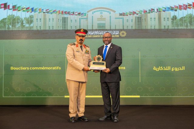 Medhuminuge dheenee vaahaka dhekkun: Harukashi fikuraa dhekolhu ahdana