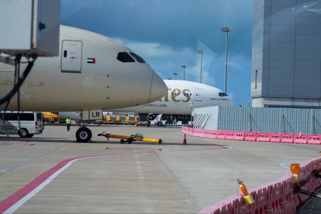 Airport ge runway fooalhuvaalaafai runway mathin dhuvefa dhiya meehaku hayyaru koff