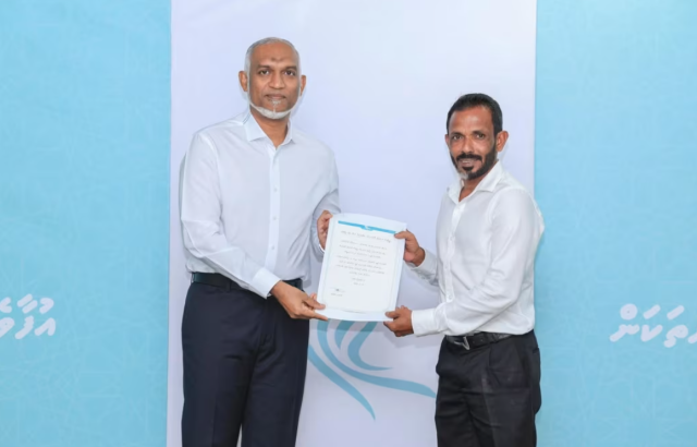 Minivan muassasa ehge membaraku siyaasee harakaaiythakugai