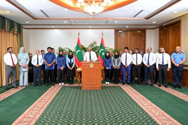 Dhunfathun dhaulathah aamdhanee hoadhumah gasdheh nukuran: Raees