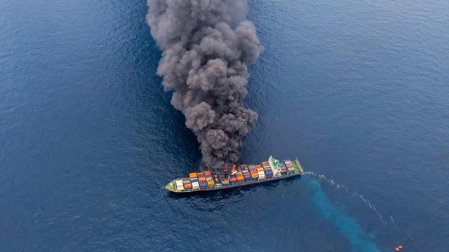 India kandun dhathurukuramun dhiya Singapore ge cargo boat ehgai roave 4 meehun gelijje