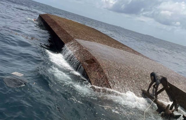 Landing craft ge baeh saamaanu oyaa dhaathee dhathuruverin samaaluvaan edhijje