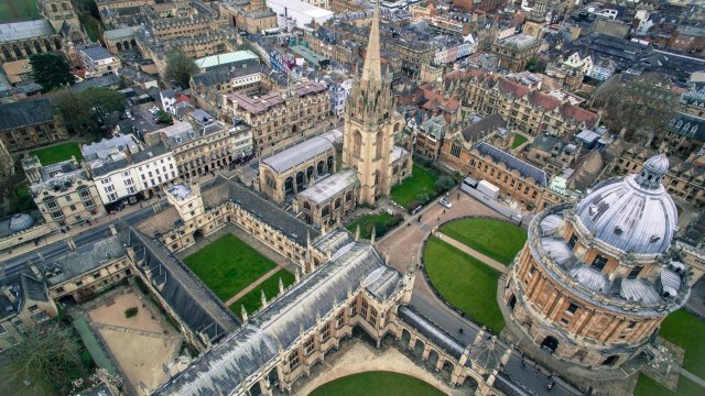 Oxford aai Cambridge in raajje ge dharivarunnah jaaga hoadhaidhenee