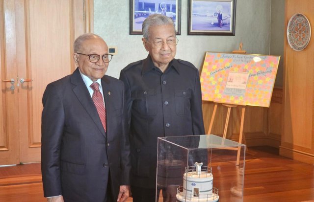 Mahathir ge 100 vana ufandhuvahuge hadhiya akah Maumoon dhevvee Munnar ge model eh