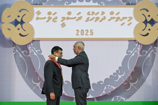 Kureege uhthama fadiyaaru Muthasim ah dhaulathuge izzaiy aruvaifi
