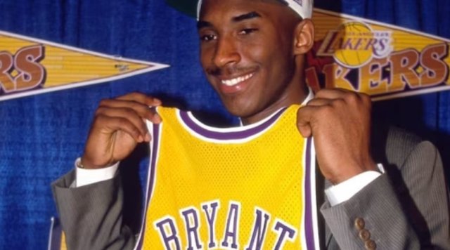Kobe ge hayaathuge mahchah hollywood filmeh hadhanee?