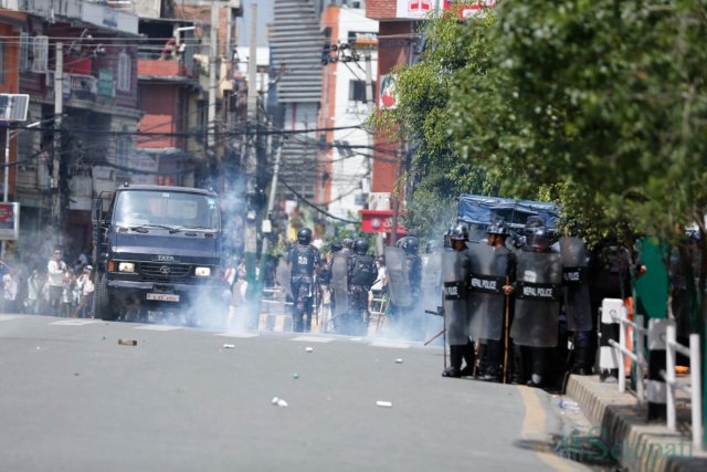 Social media manaakurumun Nepal gai zuvaanun kura muzaaharage therein 14 meehun maruvejje