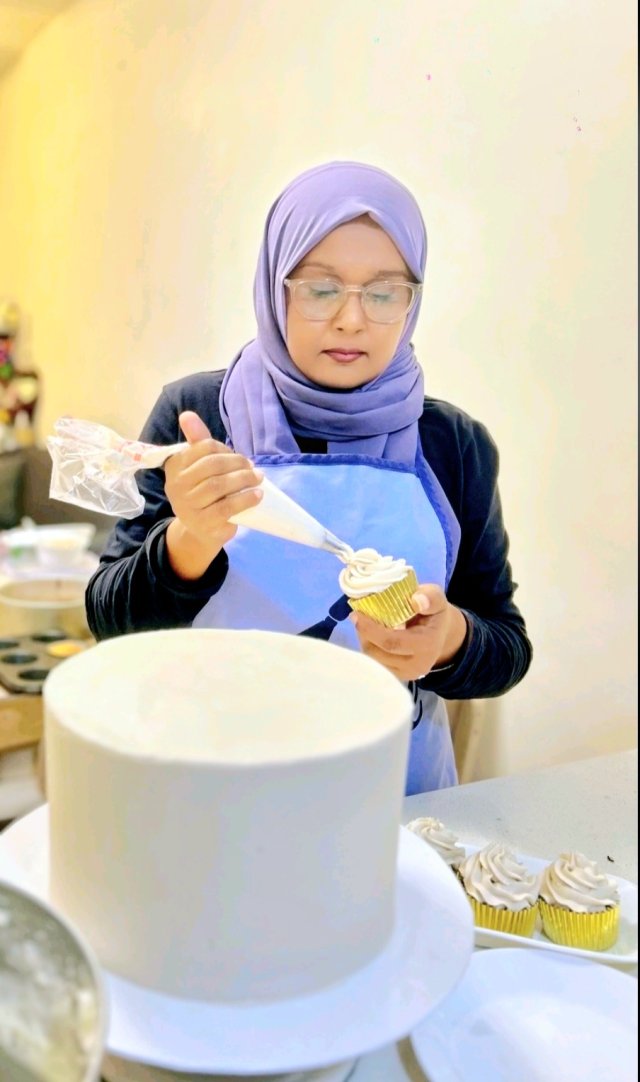 PEOPLE: Shaba ge meeru cake thakun mi kiyaidhenee thafaathu vaahaka eh!