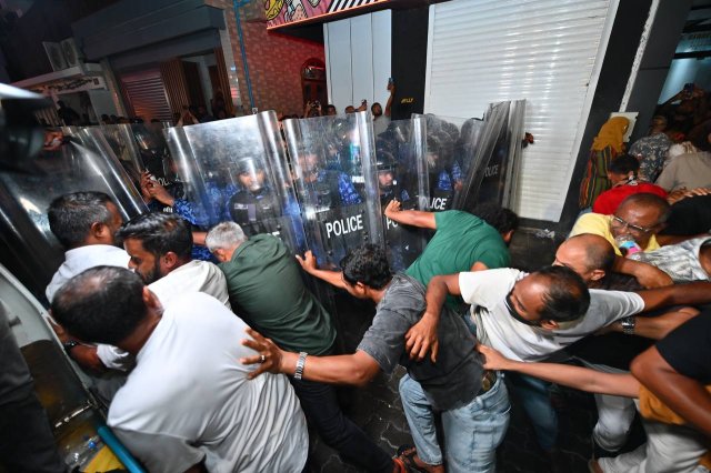 Muzaaharaa in hayyaru kuri 8 meehun ge there in 6 meeheh ge bandhah 15 dhuvas