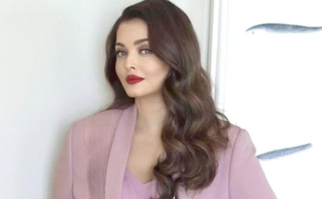 Aishwarya dhookohli kaamiyaabu baeh film thah!
