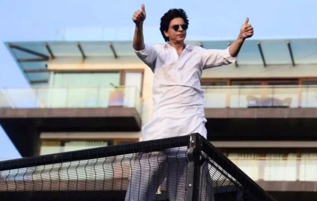 Shahrukh Khan ge ufan dhuvahu eyna ge fenilumeh nufenunee keehve?