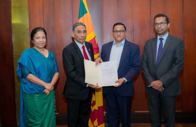 Sarukaarun dhey 50,000 dollar ge ehee lanka sarukaaraa havaalu koffi