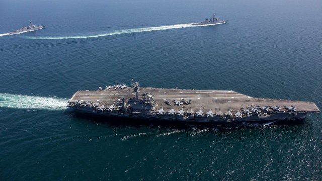 America ge mathindhaa boat ufulaa manavaru USS Abraham Lincoln ah hamalaa dheefi