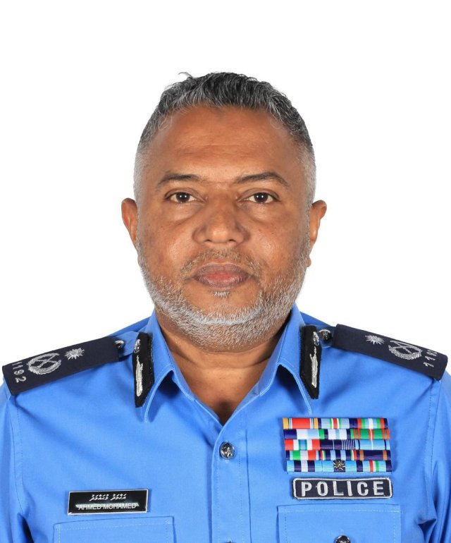 Riyaasee inthikhaabu gai Muizzu ah campaign kohdhin Two Four ah police commissioner kan dheefi