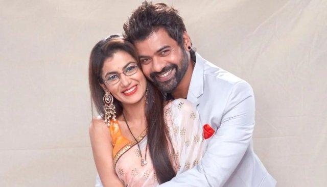 Magubool joadu Sriti aai Shabbir alun ekugai fenna show eh!