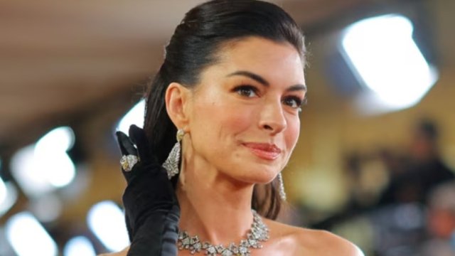 Aharu ge enme reethi thareege sharafu Anne Hathaway ah!